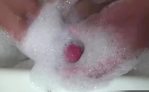 Tattooed shemale Nathalya Fernandes jerks off in her bubble bath