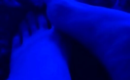 Stroking her big cock in a blue room and cumming on her feet