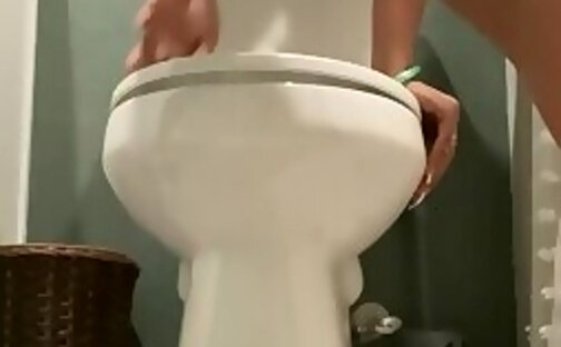 Stroking on the toilet and twerking